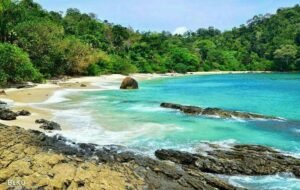 Pesona Pantai Parang Kursi