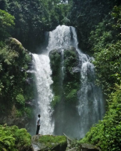 Foto dengan latar belakang air terjun yang memukau