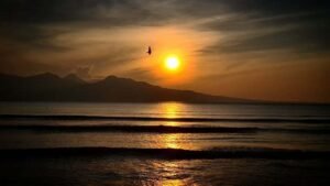 Pemandangan saat matahari terbenam Pemandangan saat matahari terbenam