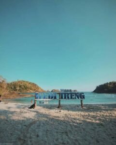 Suasana tepi Pantai Wedi Ireng