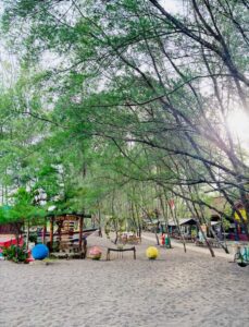 Warung makan dan gazebo di area Pantai Cemara Banyuwangi