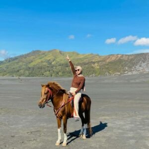 Berfoto saat naik kuda Berfoto saat naik kuda