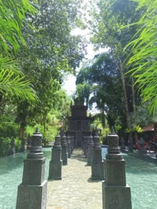 Replikasi candi di tengah-tengah kolam