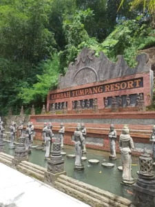 Kolam dengan patung-patung di area depan Lembah Tumpang