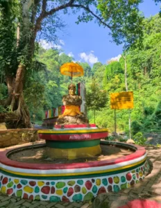 Patung di dekat pintu masuk Patung di dekat pintu masuk