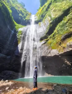 Foto dengan latar belakang air terjun yang memukau Foto dengan latar belakang air terjun yang memukau