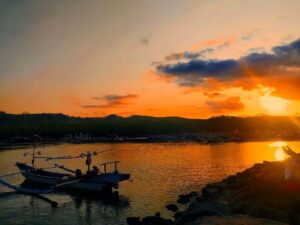 Keindahan matahari terbenam di Pantai Grajagan