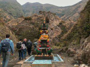 Patung yang terdapat di Goa Widodaren