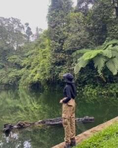 Berfoto di tepi danau Berfoto di tepi danau