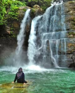 Spot foto favorit di batu besar pinggir kolam Coban Tundo Malang