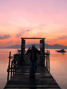 Foto dengan latar belakang keindahan pemandangan saat sunset