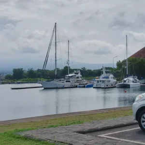 Bersantai di tepi dermaga