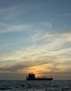 Keindahan saat matahari terbenam