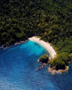 Keindahan Teluk Hijau dari ketinggian