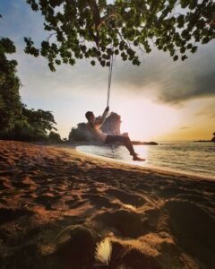 Bermain ayunan di tepi pantai