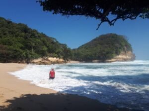 Mengabadikan momen di Pantai Mrutu