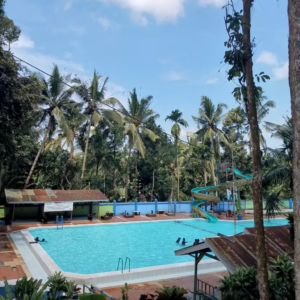 Kolam yang jernih dengan latar belakang pepohonan