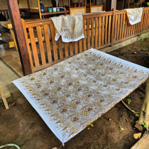 Pengunjung dapat melihat proses pembuatan batik Osing