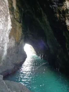 Laguna alami di dalam Goa Bedil