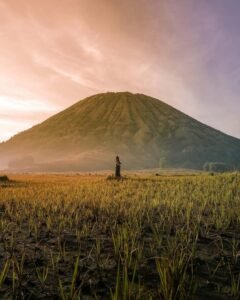 Berfoto dengan latar belakang Gunung Batok Berfoto dengan latar belakang Gunung Batok