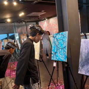 Pengunjung melihat-lihat lukisan yang dipamerkan