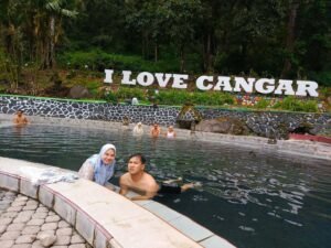 Mengabadikan momen di kolam pemandian