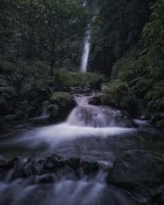 Keindahan air terjun bertingkat di tengah rimbunnya hutan