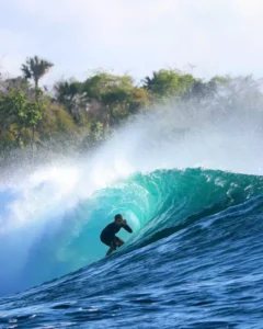 Surfing di Pantai Plengkung