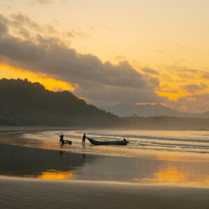 Keindahan Pantai Rajegwesi saat sore hari