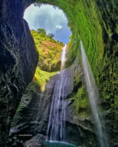 Keindahan air terjun yang menjulang tinggi Keindahan air terjun yang menjulang tinggi
