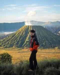 Mengabadikan momen dengan latar belakang Gunung Batok Mengabadikan momen dengan latar belakang Gunung Batok