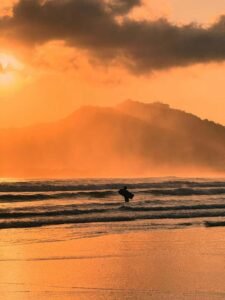 Keindahan sunset di Pantai Pulau Merah