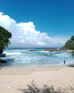 Menikmati keindahan Pantai Kletekan