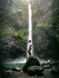 Foto dengan latar belakang air terjun Foto dengan latar belakang air terjun