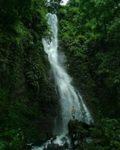 Foto dengan latar belakang air terjun yang indah