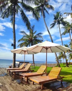 Bangku-bangku untuk menikmati keindahan Pantai Solong Banyuwangi