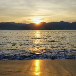 Pemandangan matahari terbenam di Pantai Bolu-bolu