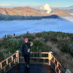 Berfoto dengan latar belakang pegunungan Berfoto dengan latar belakang pegunungan