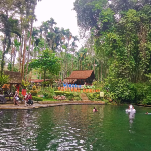 Kolam alami yang menyegarkan
