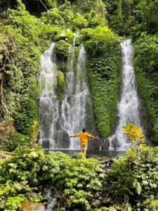 Foto dengan latar belakang Air Terjun Jagir