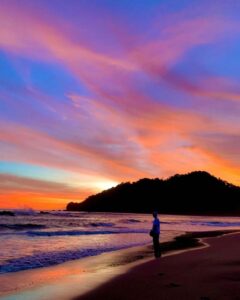 Keindahan Pantai Rajegwesi saat matahari terbenam