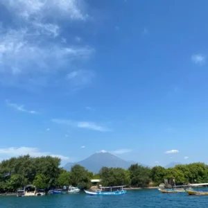 Panorama keindahan gunung dari Pantai Bangsring Panorama keindahan gunung dari Pantai Bangsring