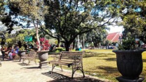 Tempat duduk yang tersebar di area Alun-alun Merdeka