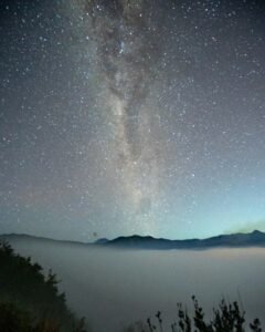 Keindahan Milky Way saat langit cerah pada malam hari