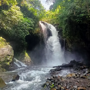 Aliran air yang megah dan segar