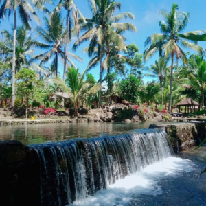 Kolam pemandian yang jernih