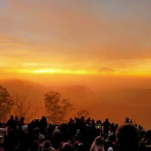 Pengunjung menikmati keindahan sunrise Pengunjung menikmati keindahan sunrise