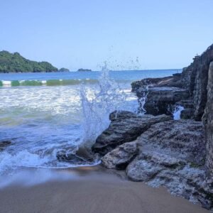 Ombak di Pantai Perawan Sidoasri