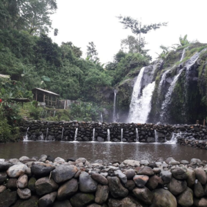 Suasana Wisata Air Terjun Kembar Arum Suasana Wisata Air Terjun Kembar Arum