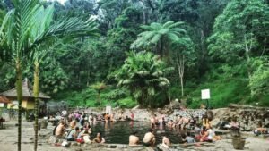 Pengunjung pemandian panas alami Cangar